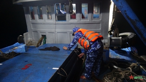  Bộ tư lệnh Vùng Cảnh sát biển 4 bắt tàu vận chuyển 30.000 lít dầu DO trái phép
